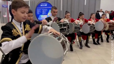 Гости выставки "Россия" на ВДНХ станцевали осетинский симд и увидели традиционную свадьбу