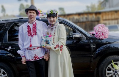 Тамада с плёткой и жареный петух