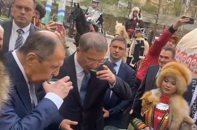 Сергей Лавров осмотрел юрту, попробовал кумыс и высказался о важности межнационального согласия