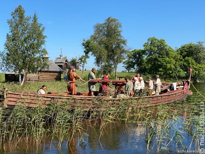 В Кижах устроили гонки на исторических и современных лодках